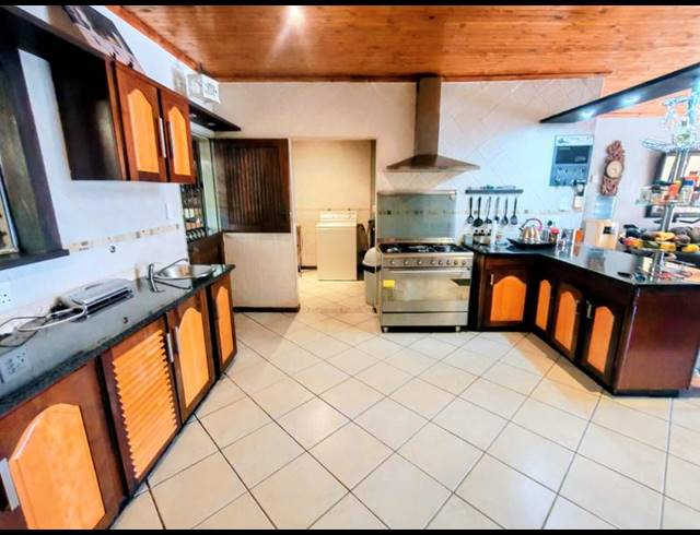 6 BEDROOM HOUSE FOR SALE IN ROOIHUISKRAAL